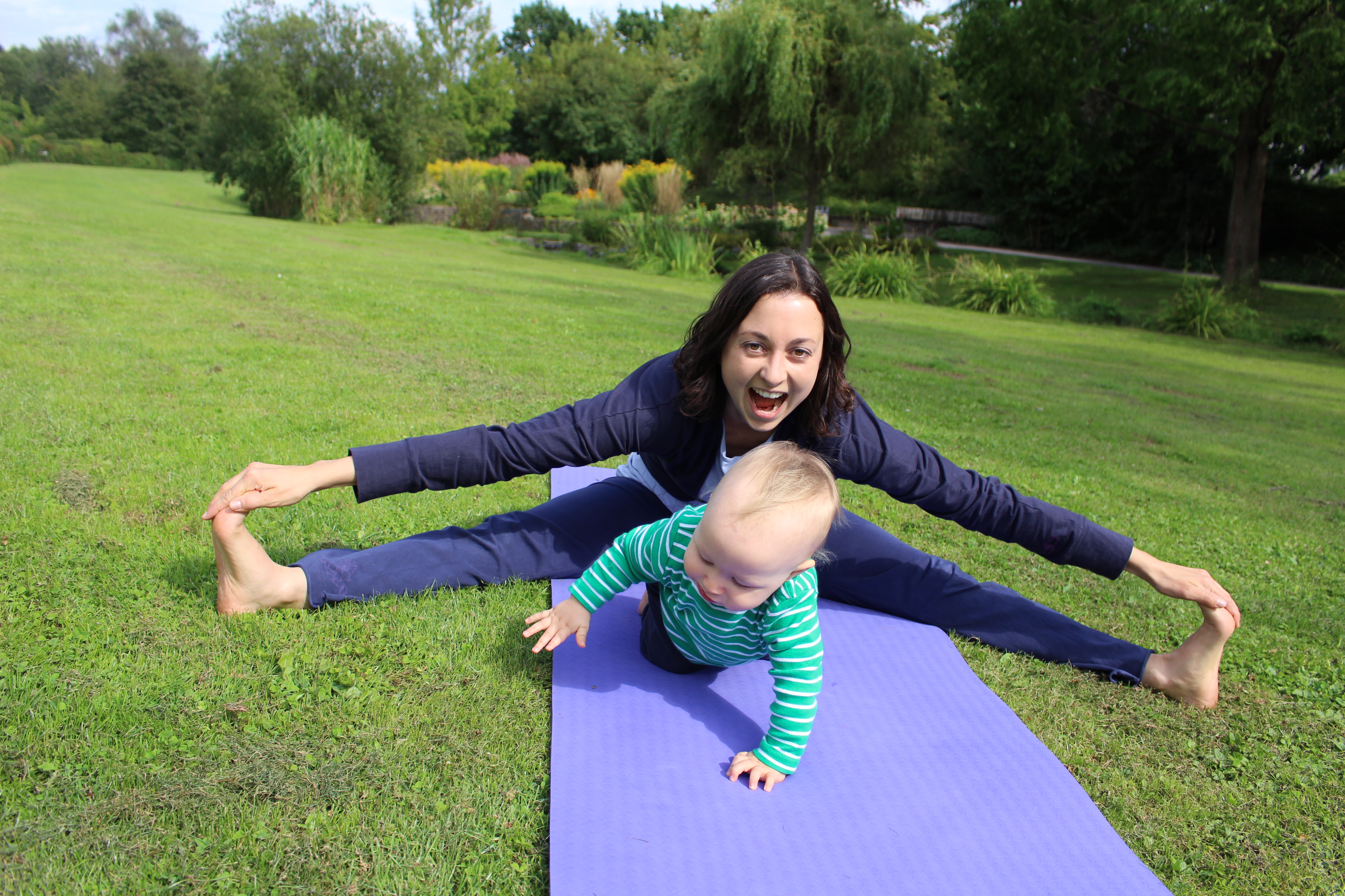 Yoga für Mama & Baby: Grätsche