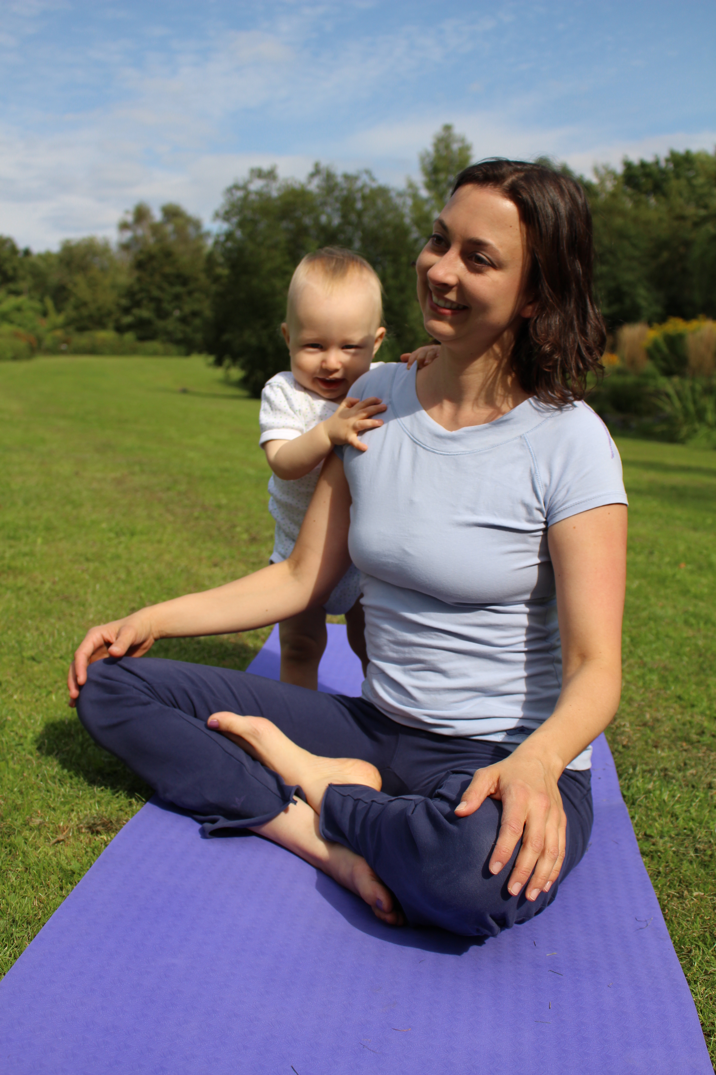 Yoga für Mama & Baby: Meditationssitz zur Entspannung am Ende