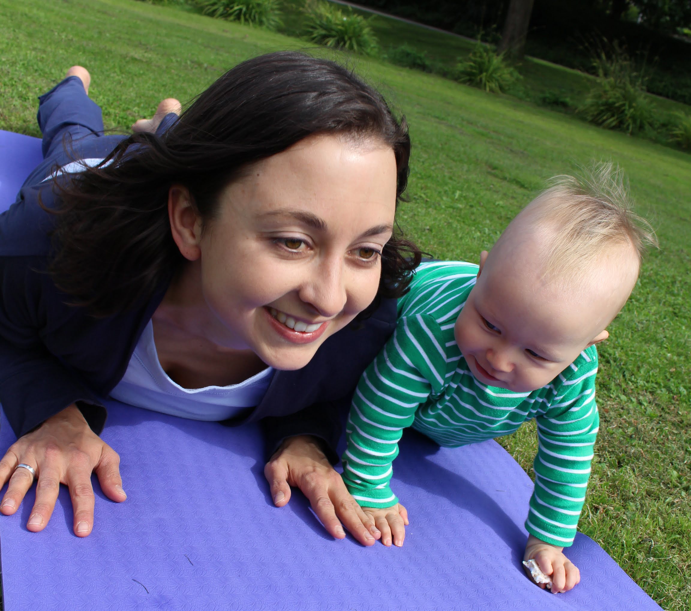 Yoga für Mama & Baby: Kobra