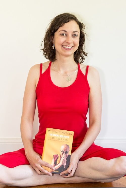 Steffi mit Dalai Lama Buch