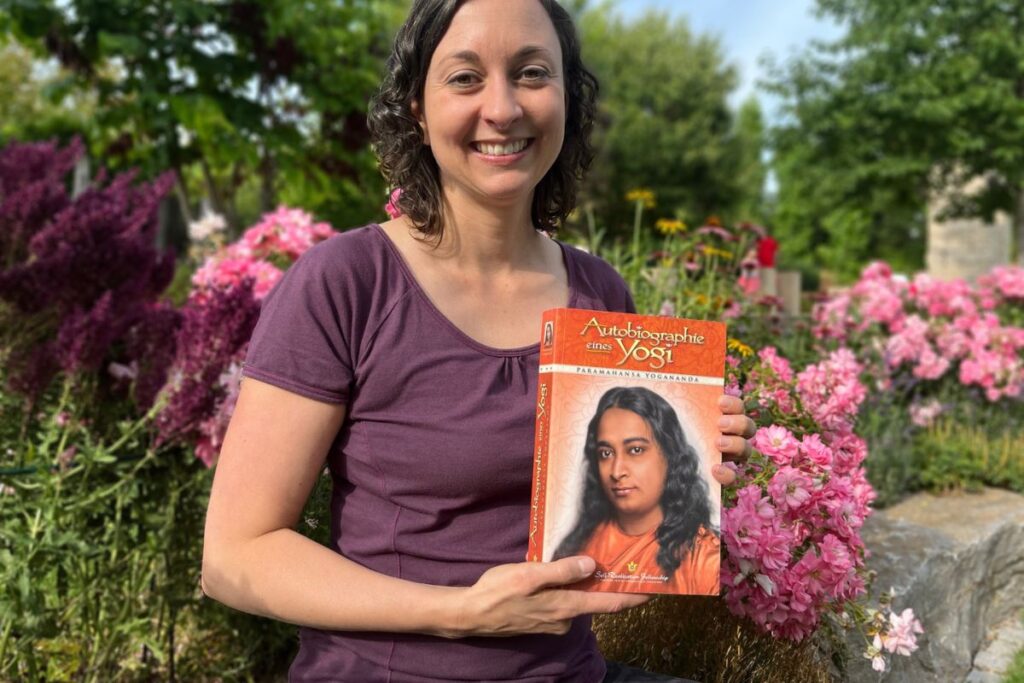 Stefanie Weyrauch hält das Buch "Autobiographie eines Yogi" in der Hand