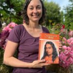 Stefanie Weyrauch hält das Buch "Autobiographie eines Yogi" in der Hand