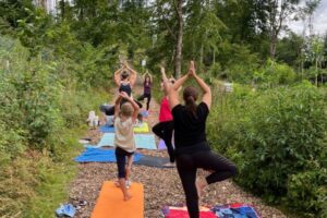 Familien beim Yoga im Wald