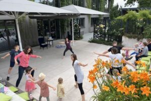 Kinder und Eltern üben mit Yogamöwe Lilly
