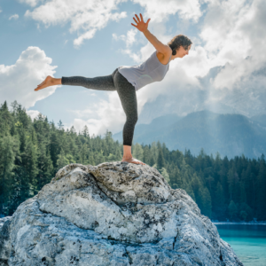 Yoga Balance auf einem Fels